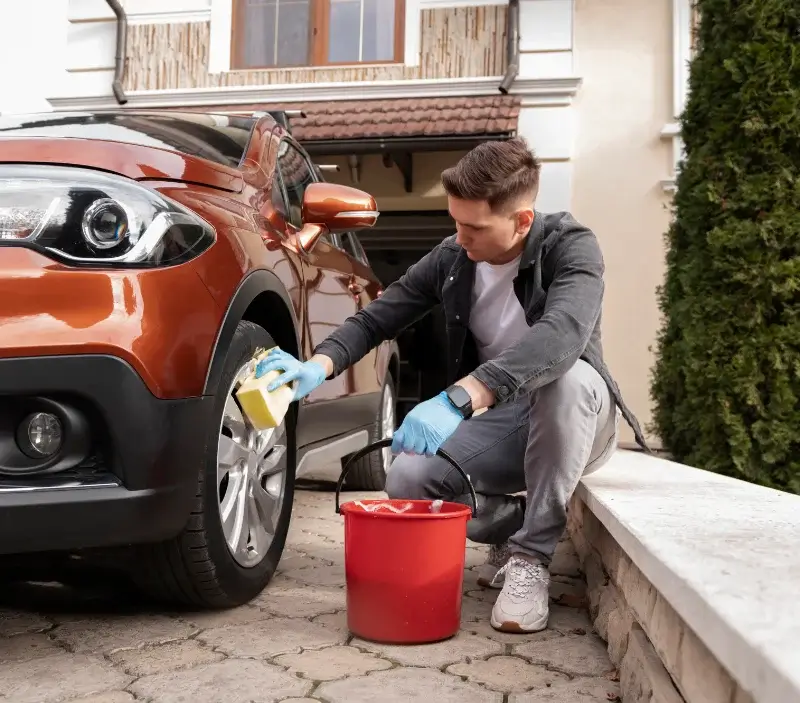 Lavage auto à domicile Tarcenay-Foucherans : professionnel intervenant sur un véhicule